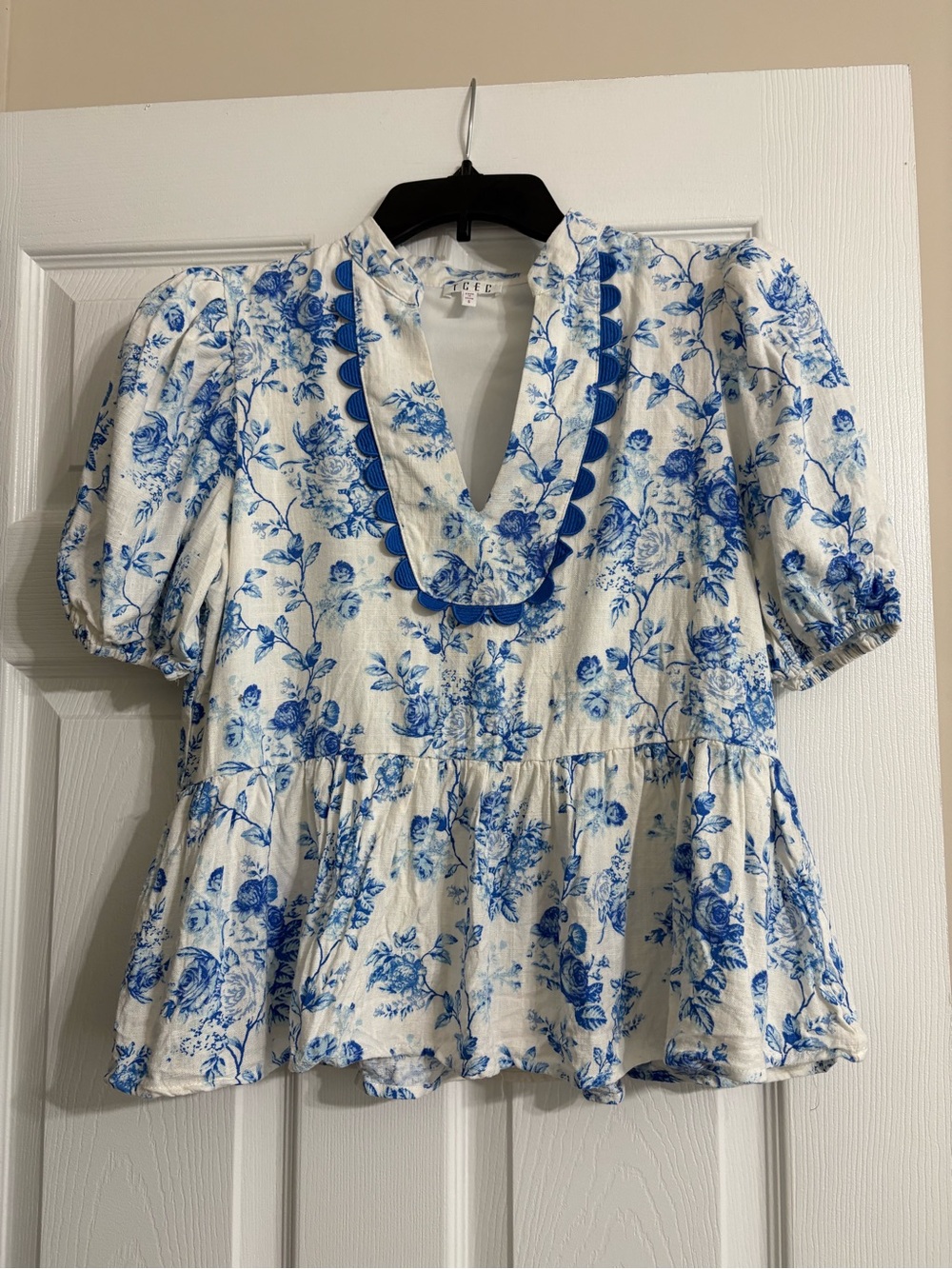 TCEC White and Blue Floral Peplum Blouse Women’s Size small